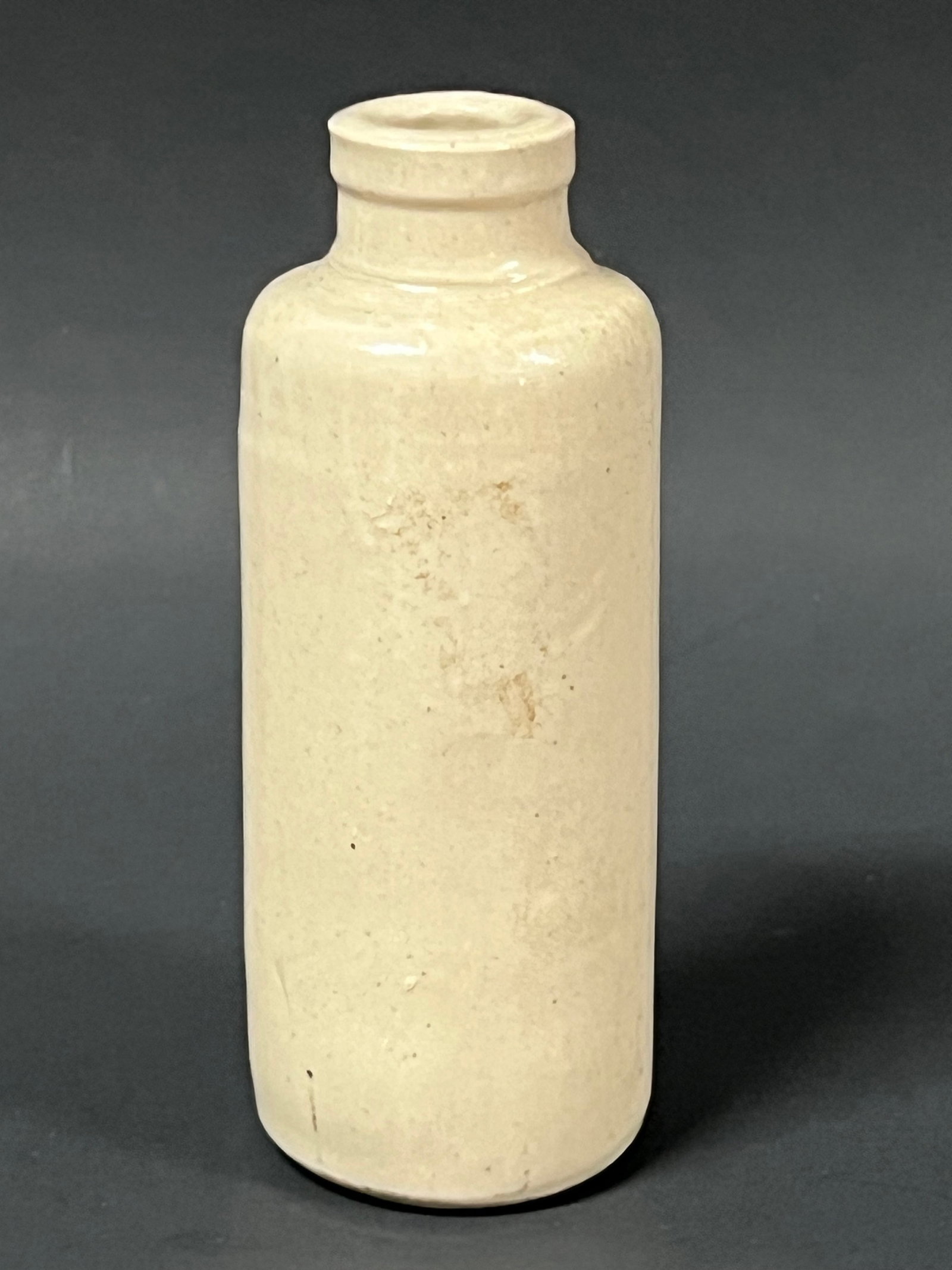 Chinese Art Porcelain Snuff Bottle: Title: Chinese Art Porcelain Snuff Bottle Description: Chinese Art Porcelain Snuff Bottle Date/Period: Late 20th Century Materials: Porcelain Size: 4" h x 1.5" w Reserve: $40.00 Shipping: Domestic: