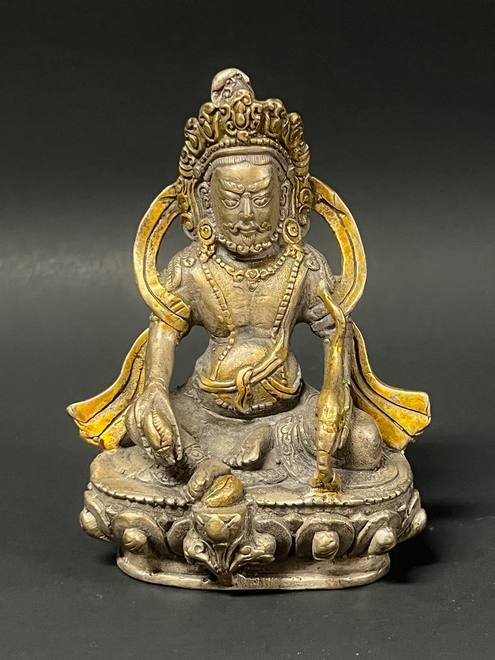 Chinese Art Bronze Buddha Statue: Title: Chinese Art Bronze Buddha Statue Description: Chinese Art Bronze Buddha Statue Date/Period: Late 20th Century Materials: Bronze Size: 5" h x 3.5" w Reserve: $80.00 Shipping: Domestic: