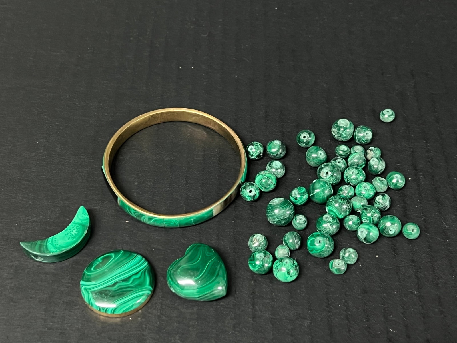 Assorted Malachite Loose Stone and Bracelet: Title: Assorted Malachite Loose Stone and Bracelet Description: Assorted Malachite loose Stone and Bracelet Date/Period: Late 20th Century Materials: Malachite Size: 1.5" h x 1.5" w Reserve: $40.00