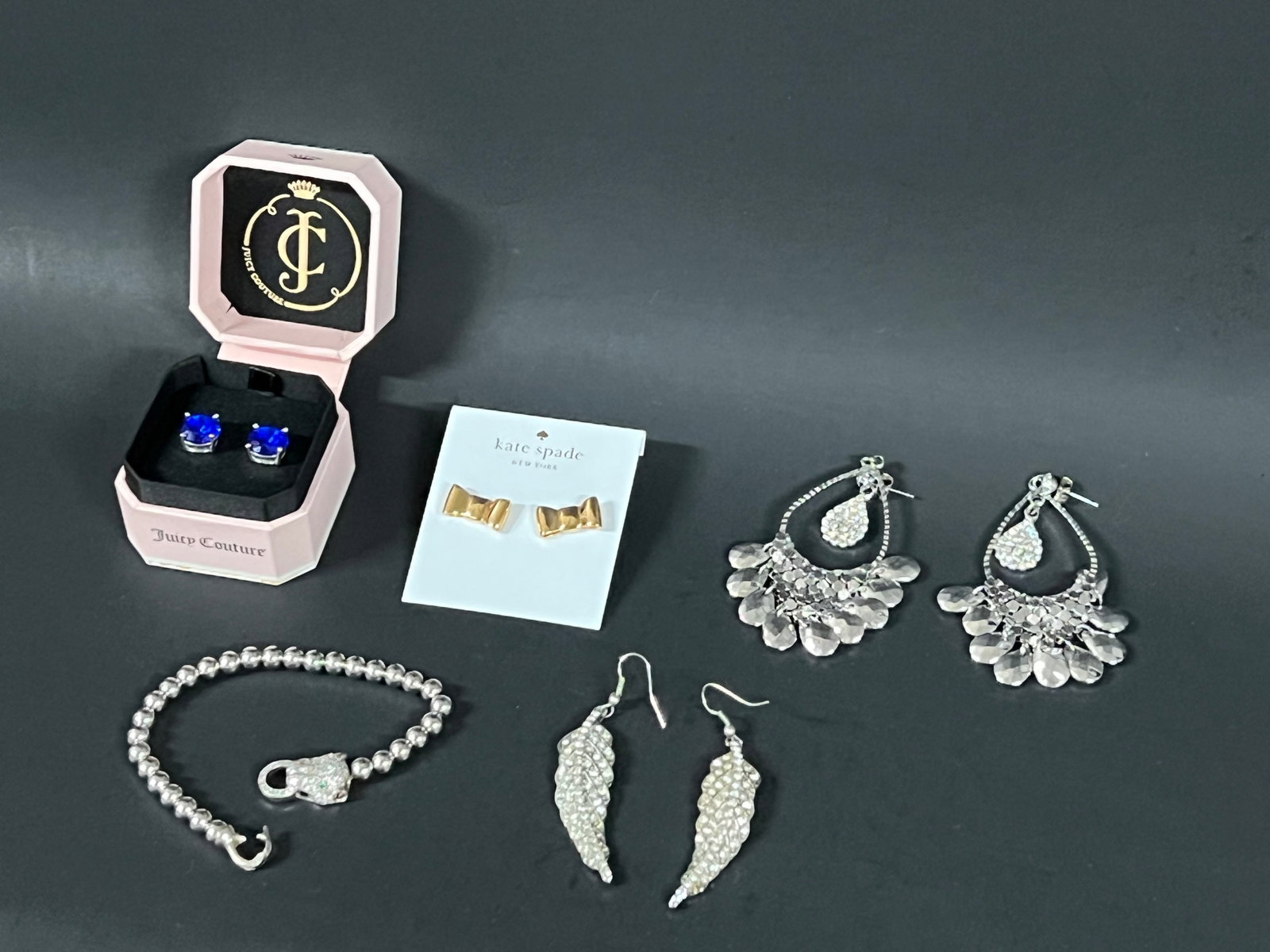 Vintage Assrted Jewelry: Title: Vintage Assrted Jewelry Description: Vintage Assorted Jewelry Date/Period: Late 20th Century Materials: Beads Size: from 2'' to 4" Reserve: $40.00 Shipping: Domestic: Flat-rate of $20.00 to