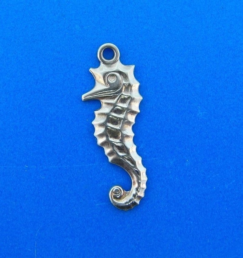 CUTE 14k Yellow Gold Seahorse Charm: Title: CUTE 14k Yellow Gold Seahorse Charm Description: DK 14k Yellow Gold Seahorse Charm · Wonderful charm that is a necessity in your collection. · The weight in total is 1.6 grams.