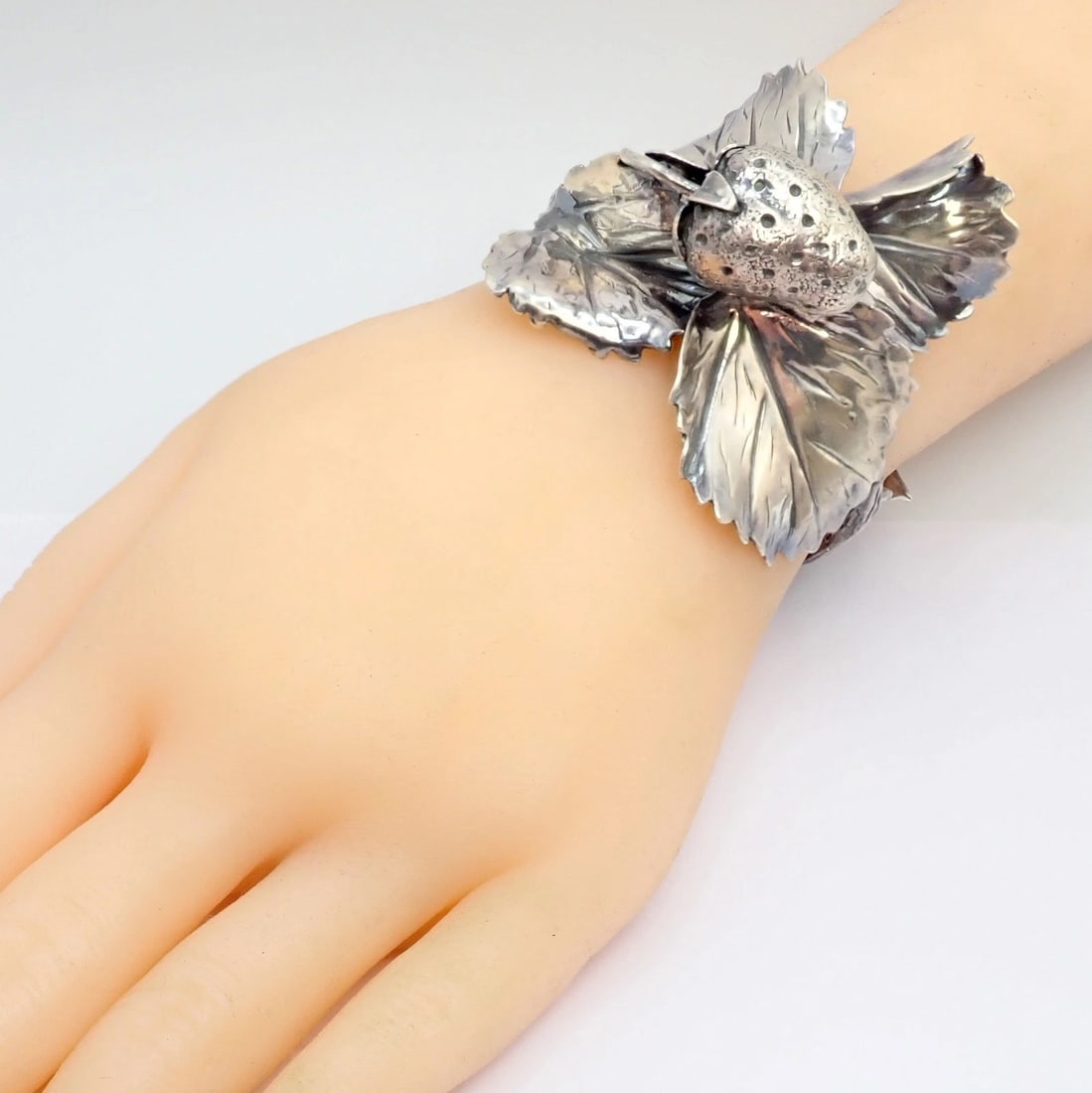 Rare! Vintage Mario Buccellati Silver Strawberry Leaf Branch Cuff Bracelet - 10
