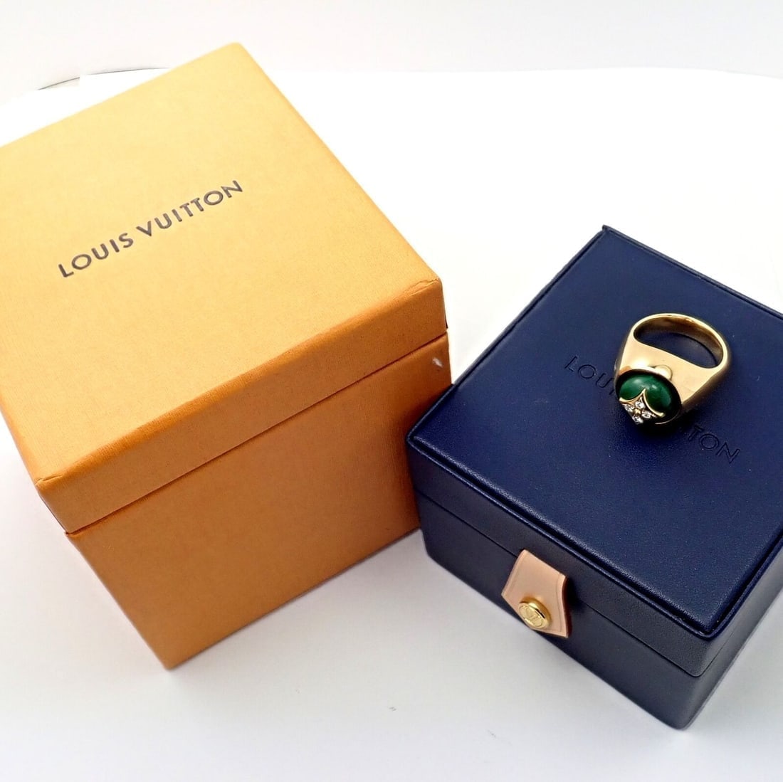 Authentic Louis Vuitton LV 18k Yellow Gold Diamond Malachite Blossom Signet Ring: Authentic Louis Vuitton LV 18k Yellow Gold Diamond Malachite Blossom Signet Ring Authentic Louis Vuitton LV 18k Yellow Gold Diamond Malachite Blossom Signet Ring Product Description About This Piece: 