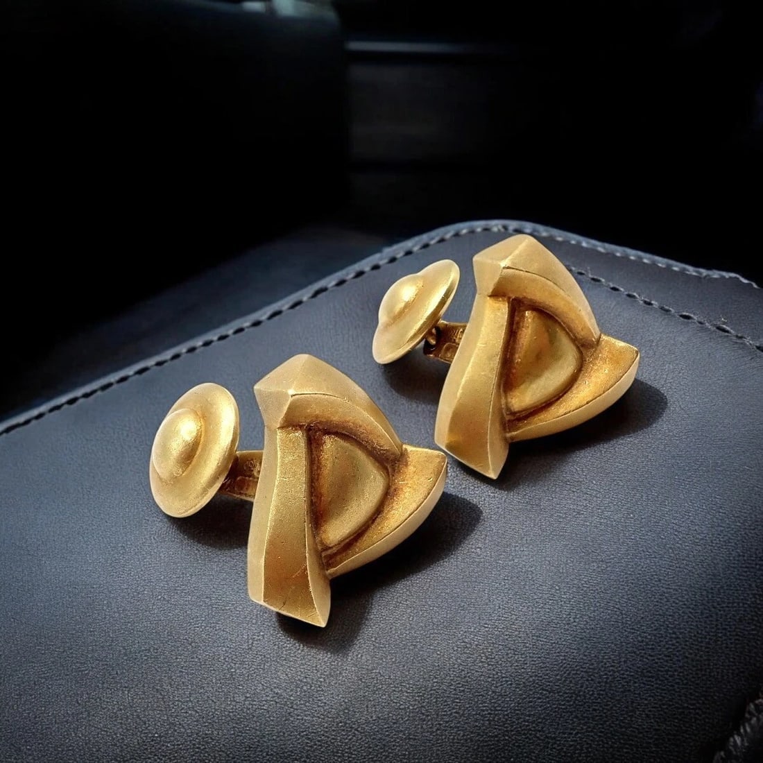 Rare! Vintage Kieselstein Cord 18k Yellow Gold Alligator Eye Cufflinks 1990: The Rare Vintage Kieselstein Cord 18k Yellow Gold Alligator Eye Cufflinks from 1990 feature a striking alligator eye design, meticulously crafted in 18k yellow gold. These bold, sculptural cufflinks e