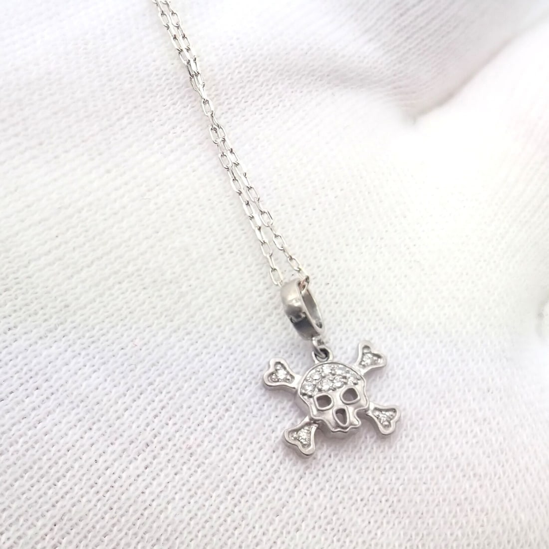 Authentic! Loree Rodkin 18k White Gold Diamond Skull Crossbones Pendant Necklace - 8