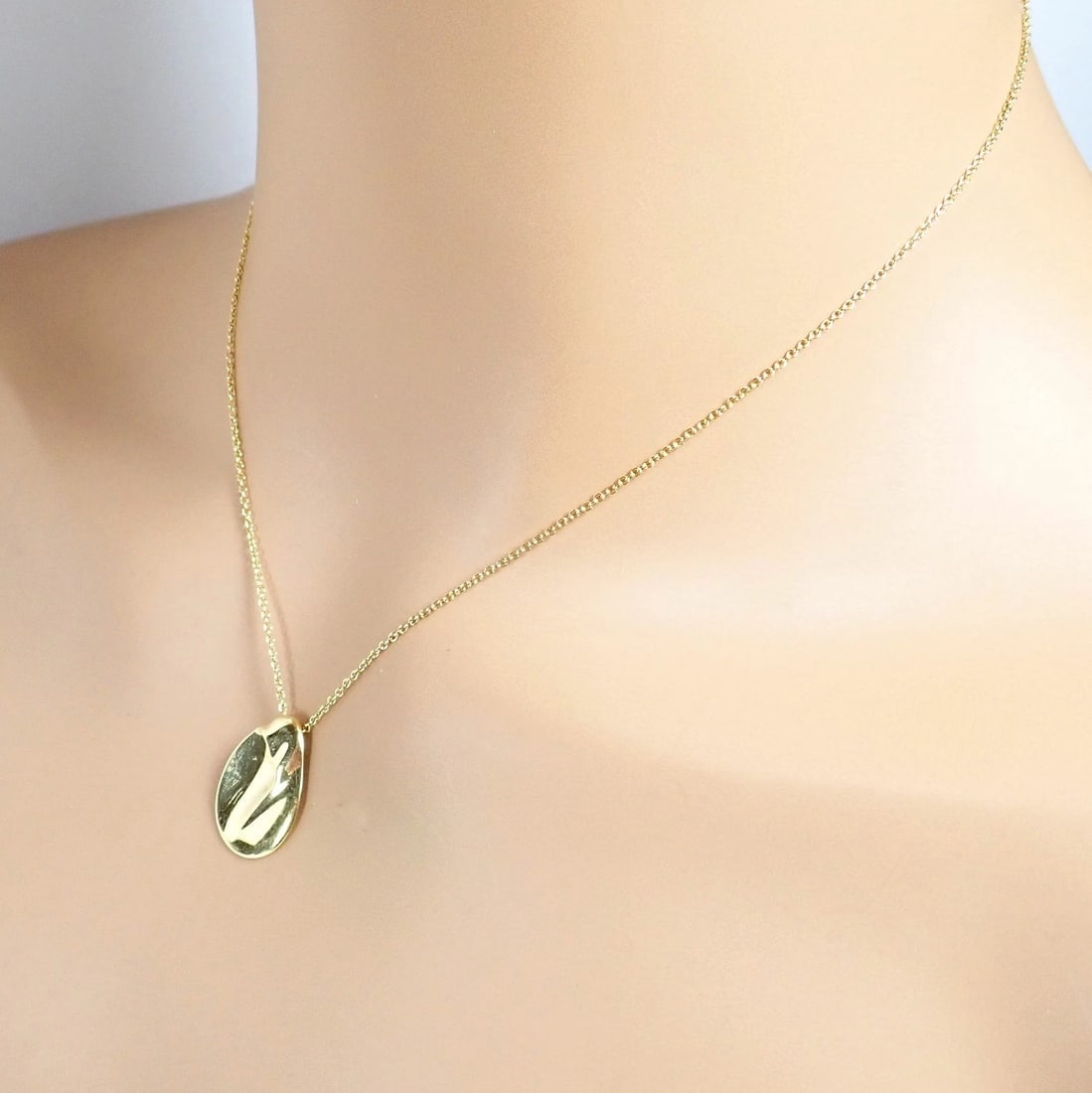 Tiffany & Co Peretti 18k Yellow Gold Madonna Medium Pendant Chain Necklace - 11