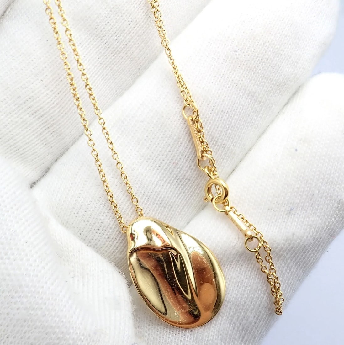 Tiffany & Co Peretti 18k Yellow Gold Madonna Medium Pendant Chain Necklace - 8