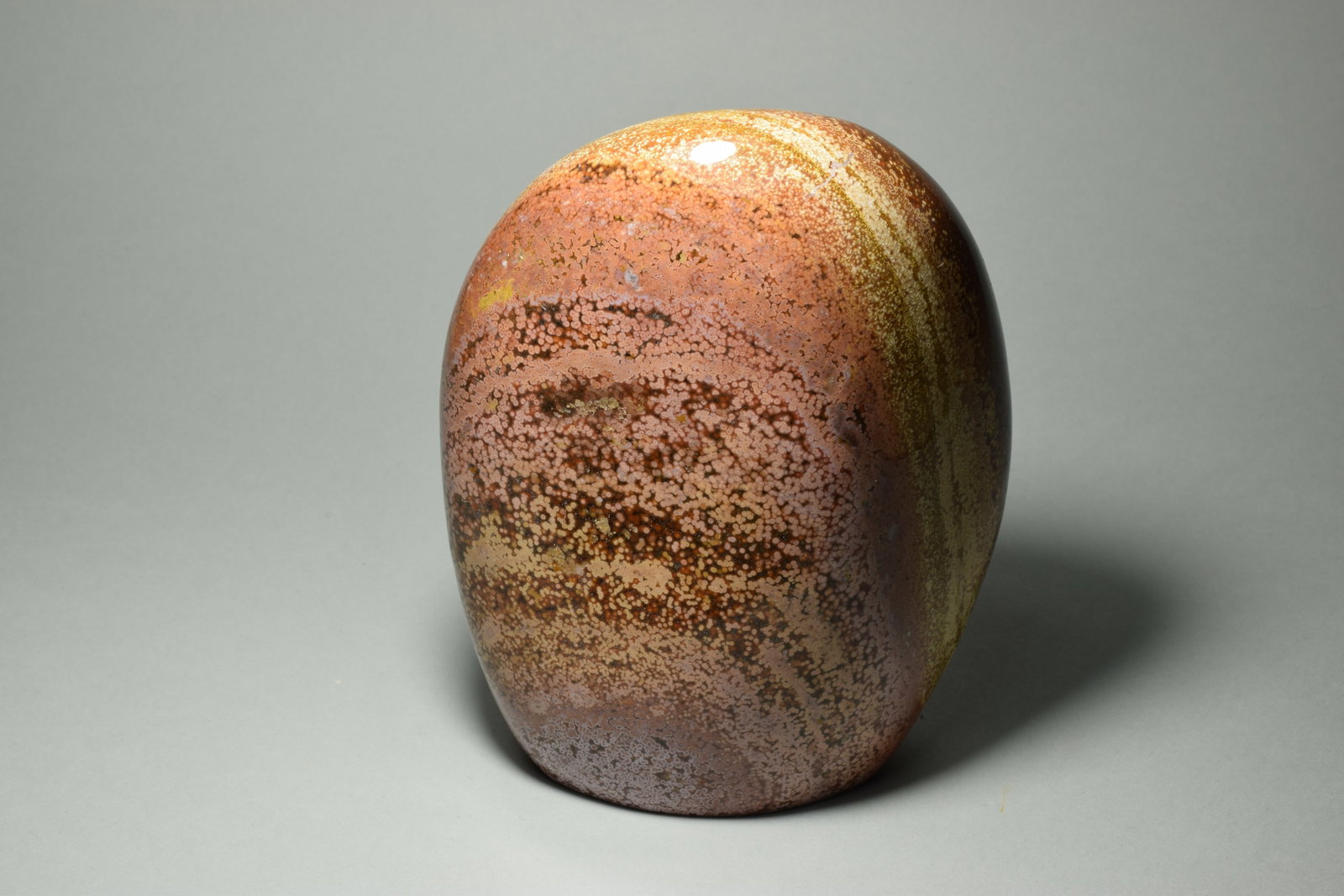 14 cm Polished Ocean Jasper freeform: Title: 14 cm Polished Ocean Jasper freeform Origin: Madagascar Size: 14.4 cm high Description: Fine polished Ocean Jasper freeform. Beautiful color shades. Very decorative. Self-standing. Height: 14.4