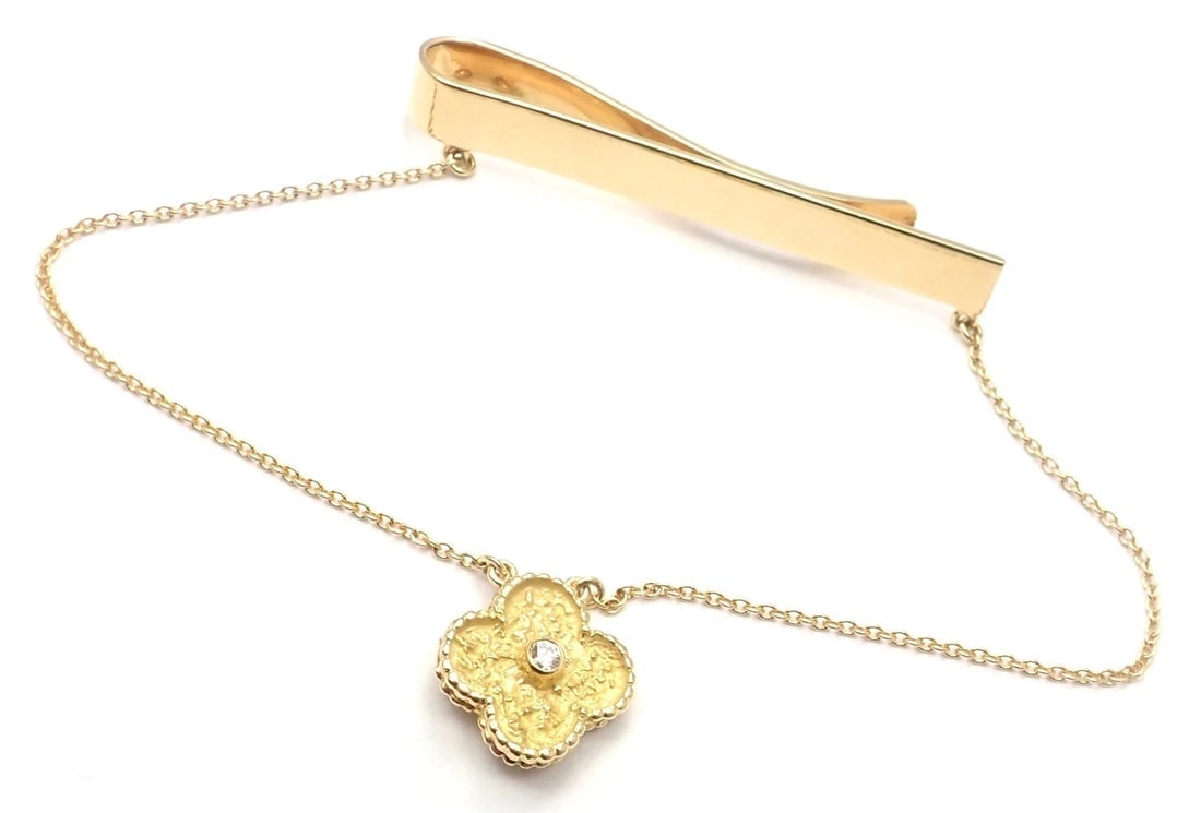 Authentic! Van Cleef & Arpels 18k Yellow Gold Diamond Vintage Alhambra Tie Clip: Authentic! Van Cleef & Arpels 18k Yellow Gold Diamond Vintage Alhambra Tie Clip About This Piece: Metal: 18k yellow gold Measurements: Tie Clip: 49mm x 7mm Alhambra: 15mm Weight: 11.3 grams Stones: 1 