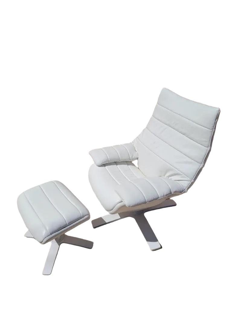 Modern Italian Re-Vive Lounge Chair and Ottoman By Natuzzi Newly Reupholstered: Modern Italian White Quilted Re-Vive Lounge Chair and Ottoman By Natuzzi Newly Reupholstered in a Italian White Leather - Set of 2The Natuzzi Re-vive Lounge is characterized by a delicate quilting on