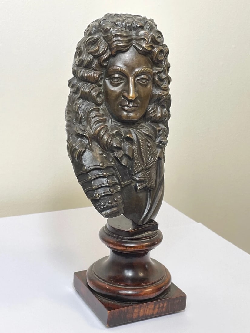 Classical French 19th Century Antique Bronze Model Bust Of Louis XIV - 10