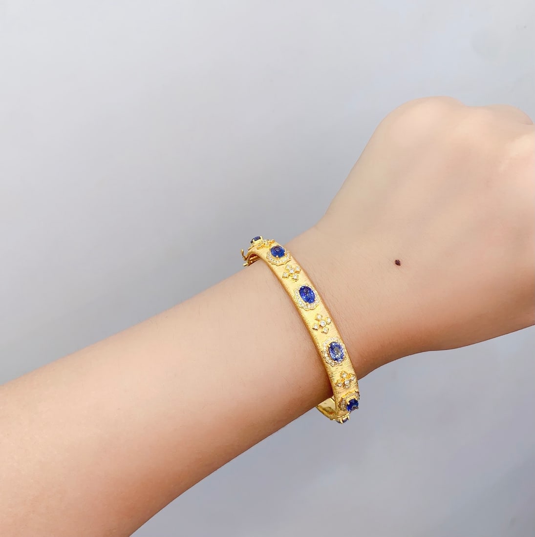 18K Gold Natural Blue Sapphire Bracelet: Title: 18K Gold Natural Blue Sapphire Bracelet Description: This bracelet is meticulously crafted in 18K gold, featuring a natural blue sapphire that exudes noble elegance. The main stone is a