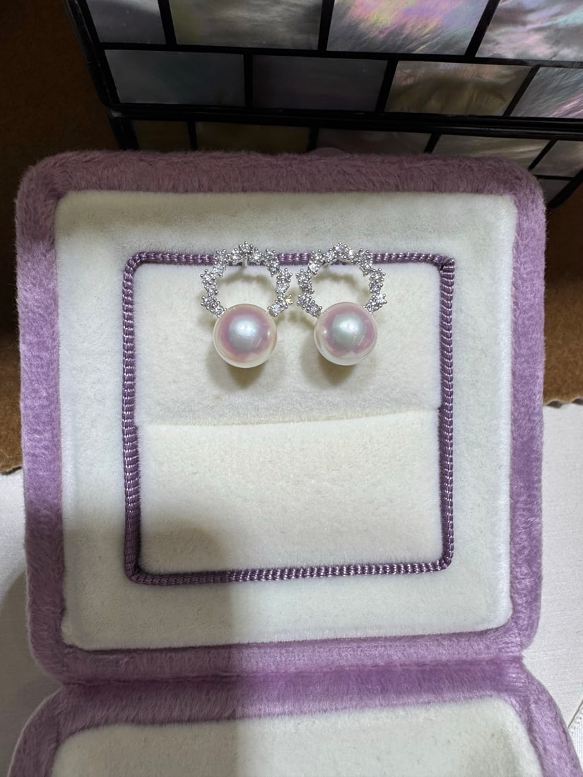 18K Gold Flawless Akoya Pearl Earrings: Title: 18K Gold Flawless Akoya Pearl Earrings Description: These earrings are crafted in 18K gold, featuring flawless Akoya sea pearls with an elegant luster. The pearls' perfectly round shape and