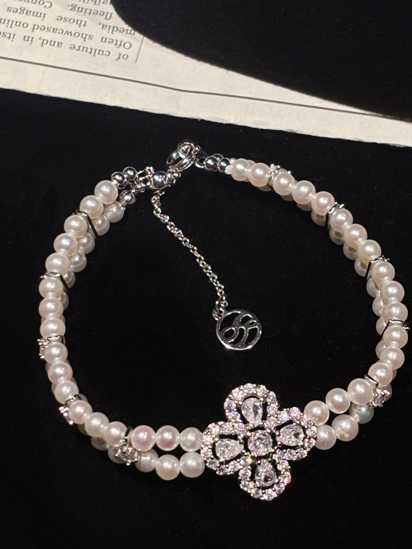 Natural Freshwater Pearl Bracelet: Title: Natural Freshwater Pearl Bracelet Description: This bracelet features natural freshwater pearls, complemented by a full diamond clover design, showcasing an elegant double-layer structure.