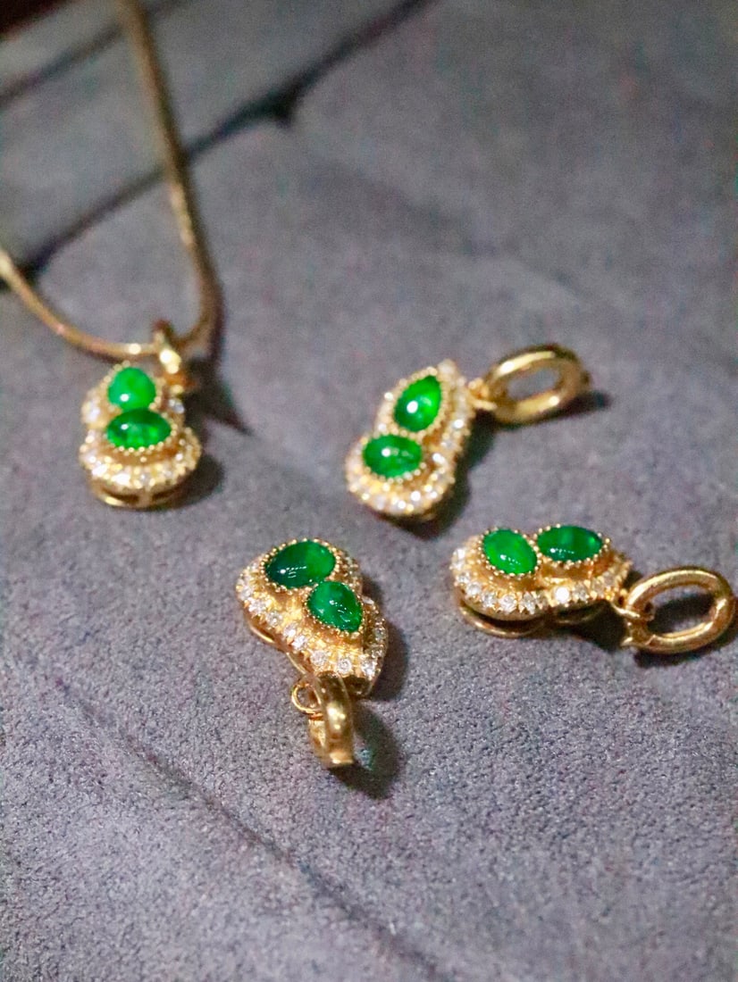 18K Gold Emerald Pendant: Title: 18K Gold Emerald Pendant Description: This pendant is meticulously crafted in 18K gold, featuring a emerald that exudes unique elegance. Whether paired with a necklace or bracelet, it adds a