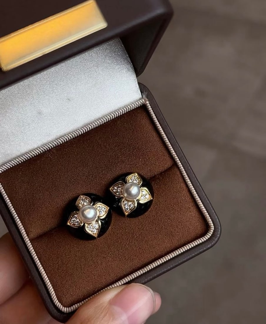 Natural Freshwater Pearl Earrings: Title: Natural Freshwater Pearl Earrings Description: These earrings feature natural freshwater pearls, exuding elegance in their simplicity. The use of 925 silver needles ensures comfort and safety