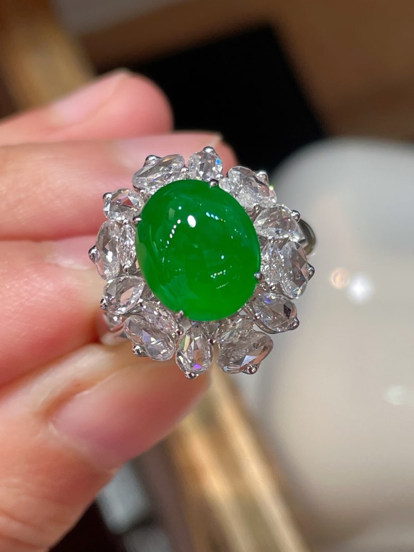 High Ice Jadeite Ring: Title: High Ice Jadeite Ring Description: This jadeite ring showcases the unique charm of high ice quality, with a plump and round shape and excellent appearance. The full color of the jadeite