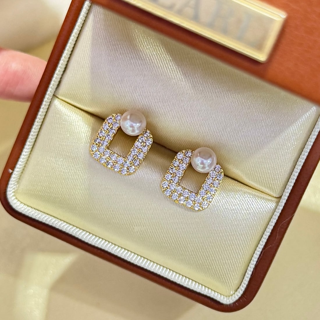 Natural Freshwater Pearl Earrings: Title: Natural Freshwater Pearl Earrings Description: These earrings feature natural freshwater pearls, with a diameter of 5-6mm, showcasing high-quality luster and texture. The minimalist design