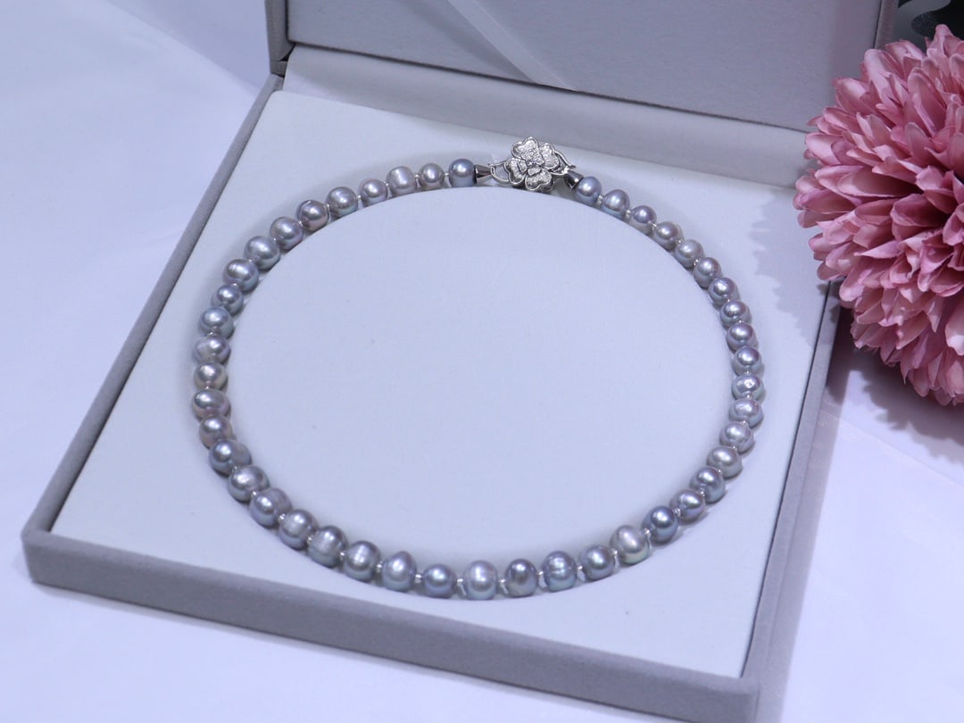 Gray Pearl Necklace: Title: Gray Pearl Necklace Description: This necklace features elegant gray pearls, with a diameter of approximately 8-9mm, exuding a charming luster. The slightly blemished pearls add a touch of