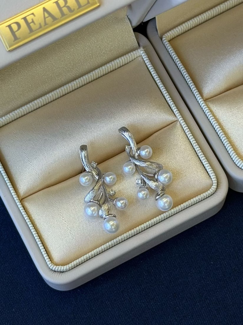 S925 Silver Freshwater Pearl Earrings: Title: S925 Silver Freshwater Pearl Earrings Description: These earrings feature a modern Chinese style, perfectly combining fashion and elegance. Crafted with 4-6MM nearly flawless round freshwater