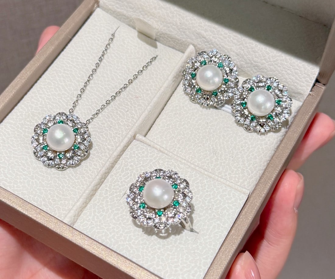 Natural High-Quality Freshwater Pearl Set: Title: Natural High-Quality Freshwater Pearl Set Description: This set features emeralds intertwined into a vintage floral design, surrounded by sparkling diamonds, exuding elegance and nobility. Perf