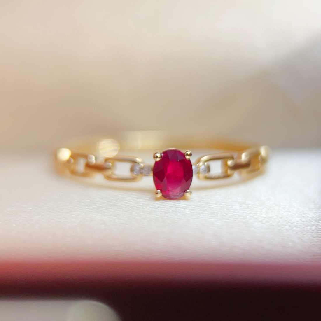 18K Gold Natural Ruby Ring: Title: 18K Gold Natural Ruby Ring Description: This ring is meticulously set in 18K gold, featuring a transparent and brilliant ruby as the main stone. Its classic design is unforgettable, with diamon