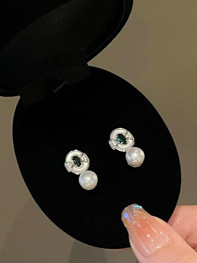 Natural Freshwater Pearl Earrings: Title: Natural Freshwater Pearl Earrings Description: These earrings feature natural white mother-of-pearl intertwined with small diamonds, paired with 7-8mm natural freshwater pearls, exuding a