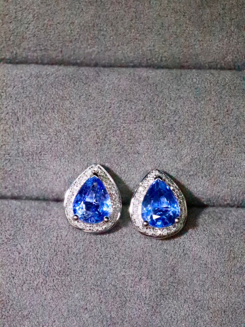 Platinum Natural Sapphire Earrings: Title: Platinum Natural Sapphire Earrings Description: These earrings feature natural sapphires as the main stones, complemented by high-quality diamonds, showcasing exquisite craftsmanship. The