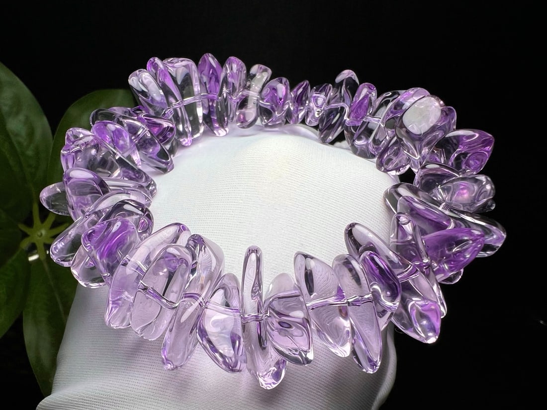 Natural Amethyst Bracelet: Title: Natural Amethyst Bracelet Description: This natural amethyst bracelet features transparent crystals, showcasing a noble purple glow. Each amethyst is carefully selected, presenting natural
