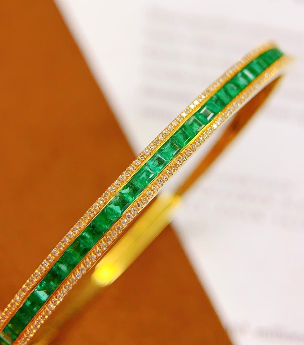 18K Gold Natural Emerald Bracelet: Title: 18K Gold Natural Emerald Bracelet Description: This bracelet is meticulously crafted in 18K gold, set with a natural emerald, exuding a noble and elegant aura. The brilliance of the main stone