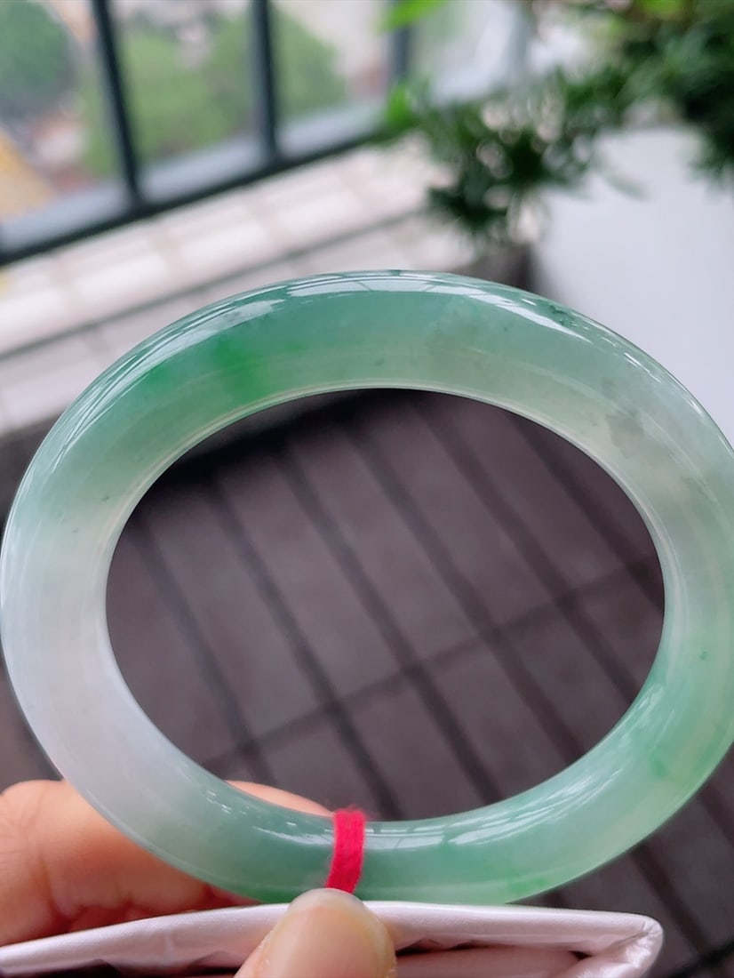 Ice Floating Green Round Bangle - 6