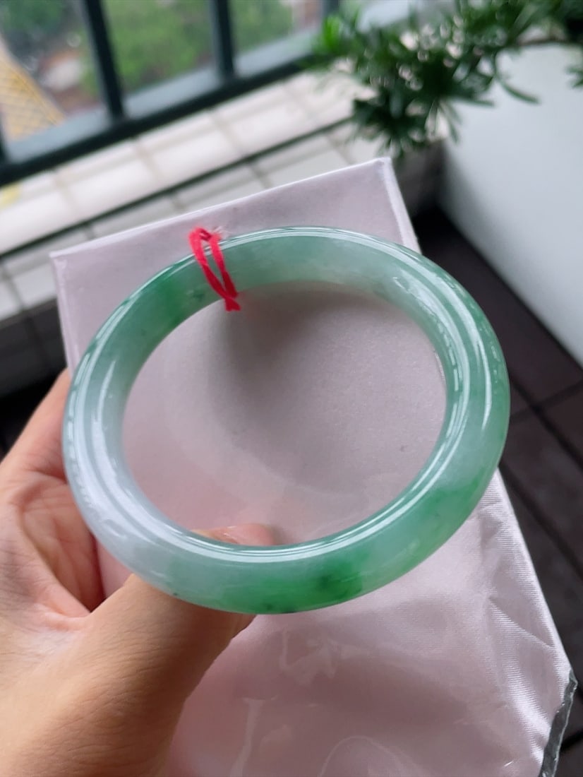 Ice Floating Green Round Bangle - 7