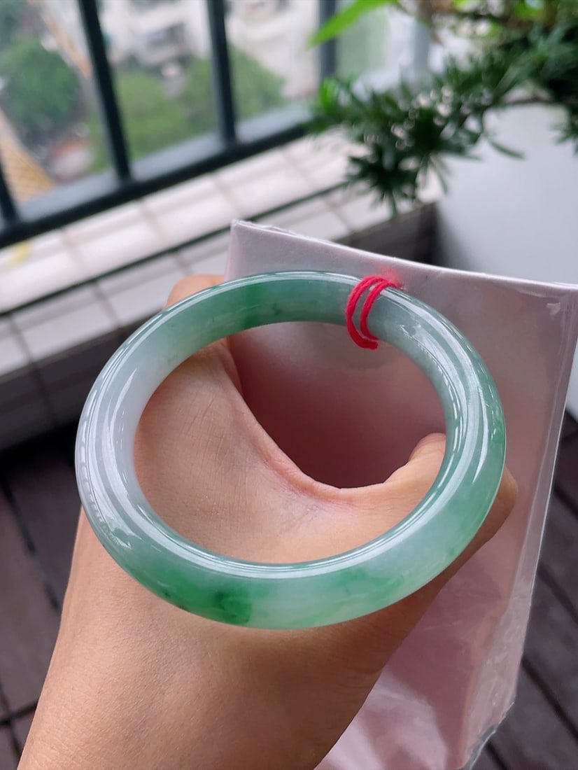Ice Floating Green Round Bangle - 8