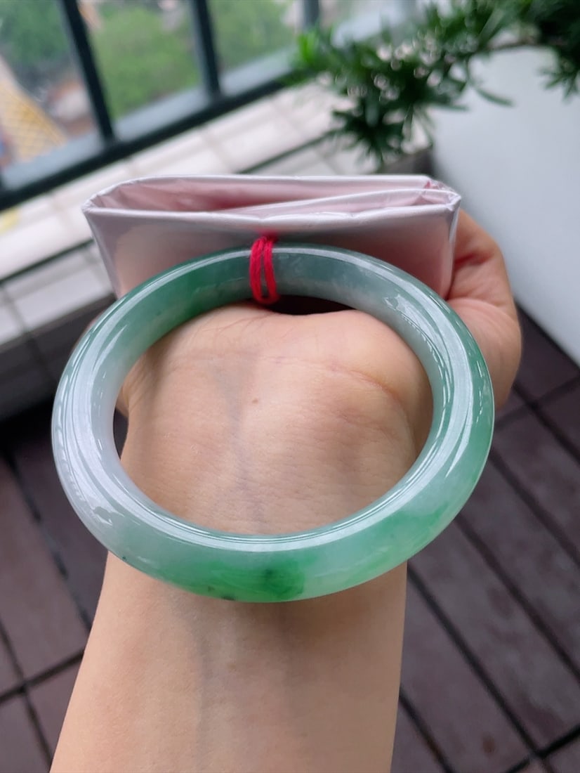 Ice Floating Green Round Bangle - 9