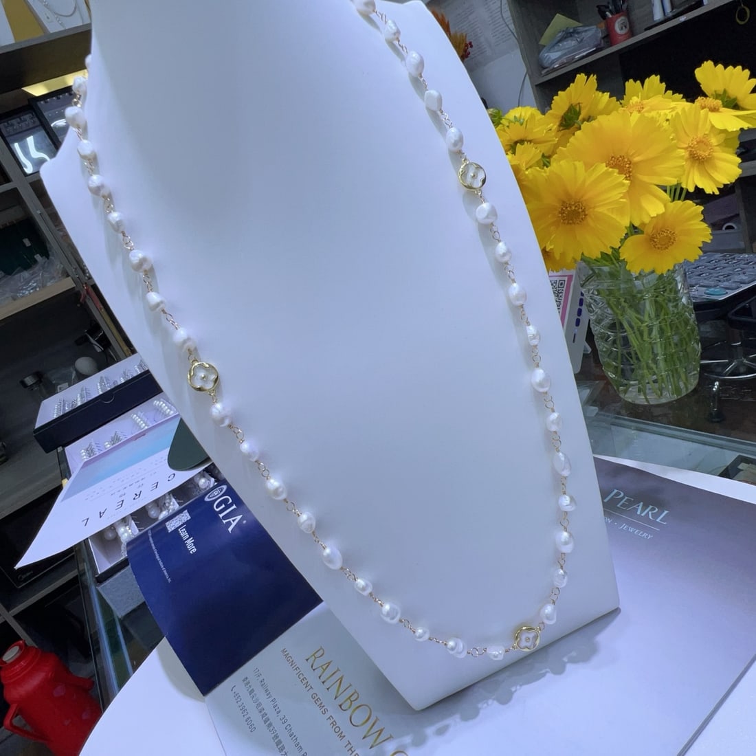 Natural Freshwater Pearl Long Necklace: Title: Natural Freshwater Pearl Long Necklace Description: This long necklace features natural freshwater pearls, complemented by a white mother-of-pearl clover design, exuding elegant French style.