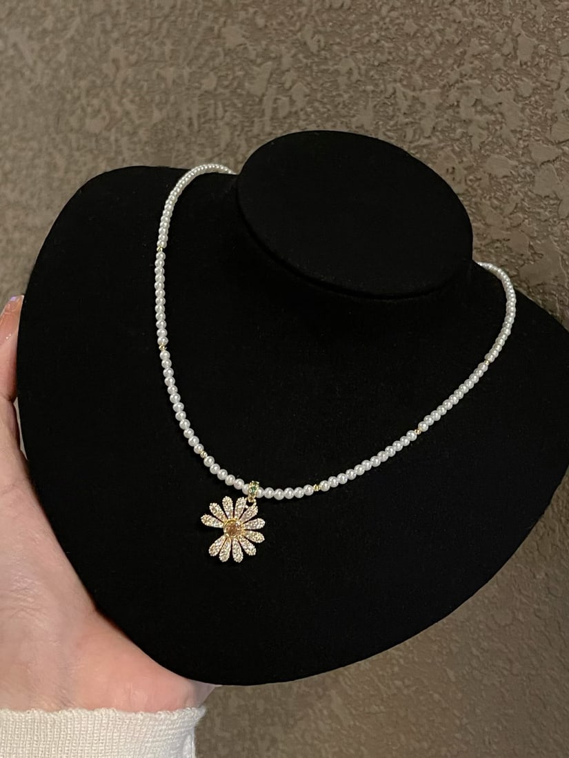 Natural Freshwater Pearl Pendant: Title: Natural Freshwater Pearl Pendant Description: This pendant features a fully diamond-studded three-dimensional daisy design, showcasing exquisite craftsmanship and unique design. The soft