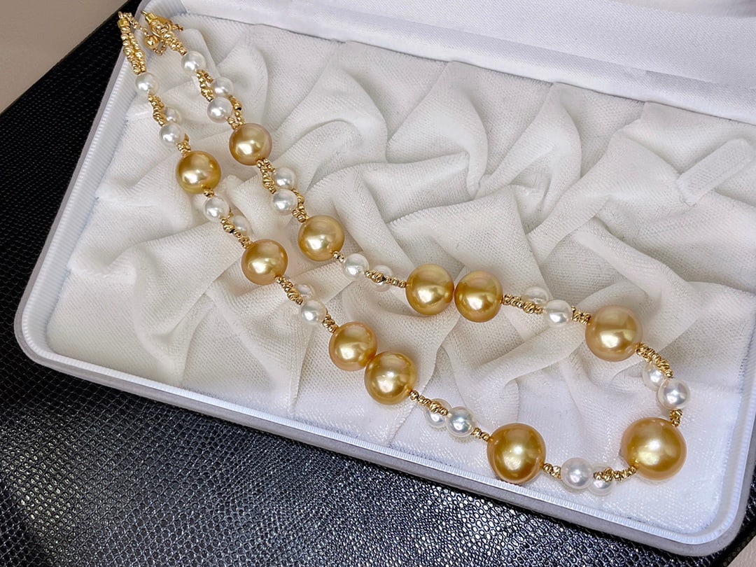 Edison Deep Tea Gold Akoya Pearl Necklace: Title: Edison Deep Tea Gold Akoya Pearl Necklace Description: This necklace combines deep tea gold pearls with bright white Akoya pearls, showcasing a unique color contrast. The pearls are perfectly