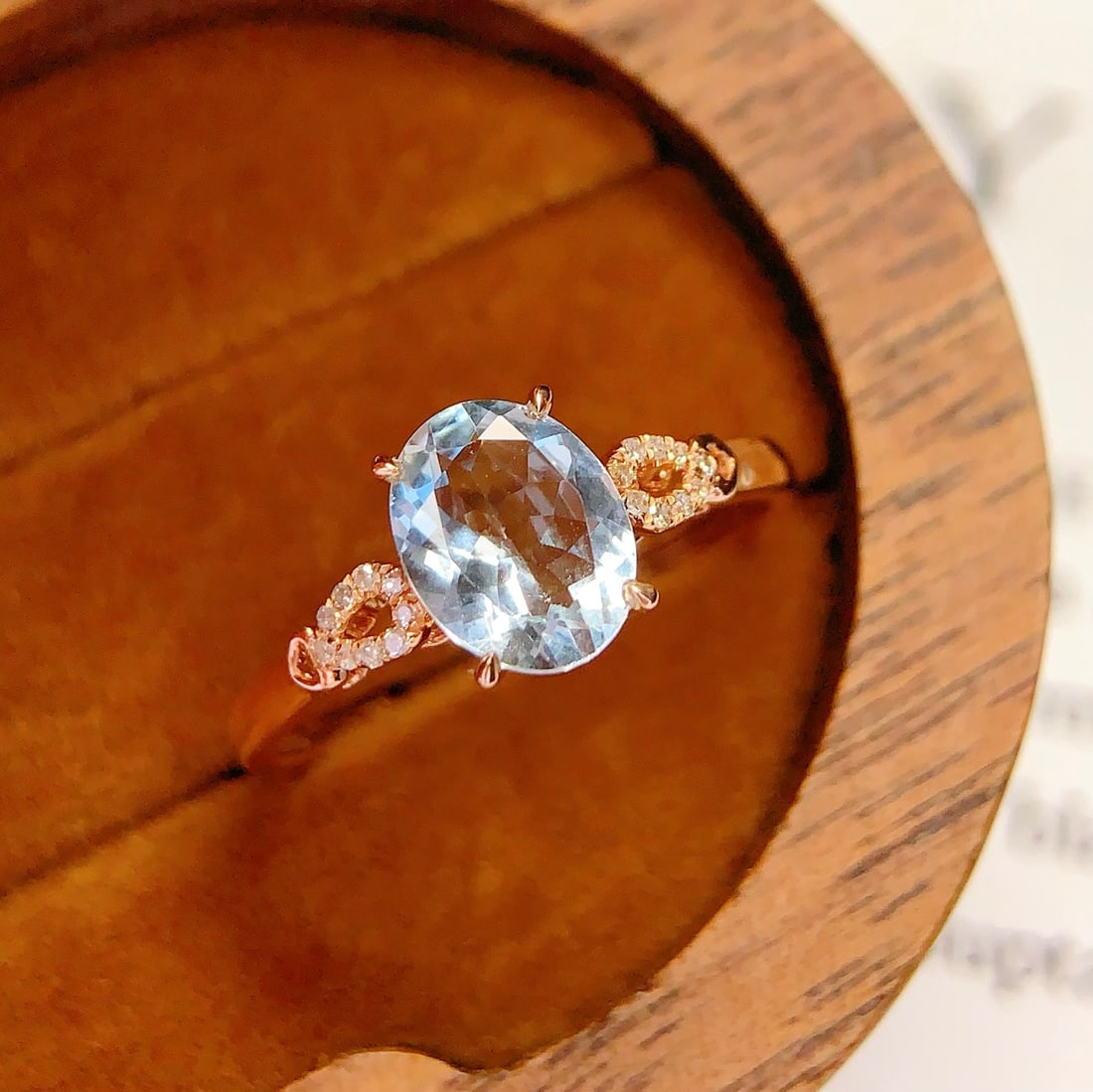 18K Gold Natural Aquamarine Ring: Title: 18K Gold Natural Aquamarine Ring Description: This ring is meticulously crafted in 18K gold, featuring a natural aquamarine that exudes a captivating brilliance. It is adorned with 18