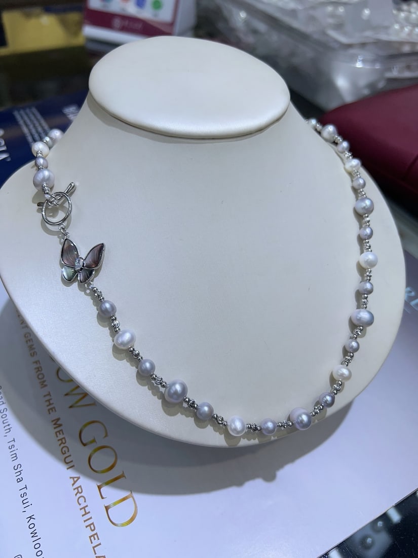 Natural Pearl Necklace: Title: Natural Pearl Necklace Description: This necklace is composed of natural white and gray pearls, with a diameter of approximately 5-9mm, showcasing a near-round shape with slight blemishes. The 