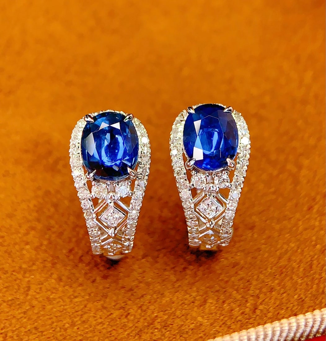 18K Gold Natural Sapphire Earrings: Title: 18K Gold Natural Sapphire Earrings Description: These earrings are crafted in 18K gold, featuring a natural sapphire that exudes an aura of elegance. Surrounded by 78 diamonds, they add a