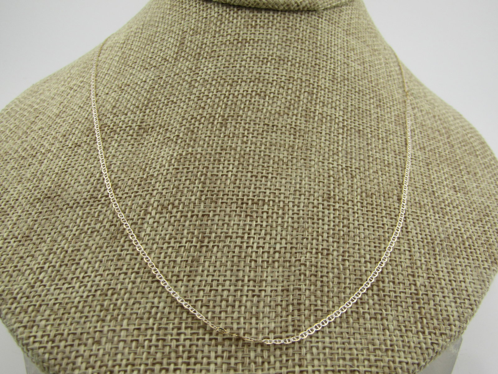 10kt Mariner Link Necklace, 20", New, Unisex: Title:10kt Mariner Link Necklace, 20", New, Unisex Description:10kt Mariner Link Necklace, 20", New. Unisex. This is appx. 1.5mm wide with a lobster clasp. Signed with an S. Weight is appx. 1.14