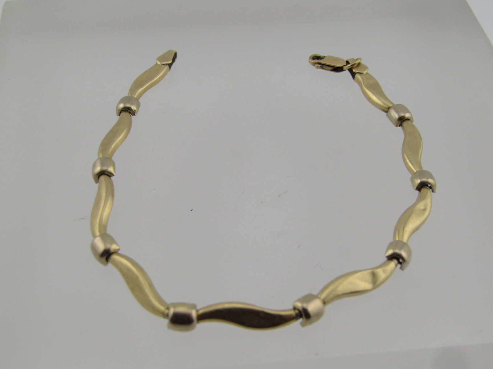 Vintage 14kt Gold Curved Link Bracelet, 7", 1980's, Turkey: Title:Vintage 14kt Gold Curved Link Bracelet, 7", 1980's, Turkey Description:Vintage 14kt Gold Curved Link Bracelet, 7", 1980's, Turkey. This is marked 14kt and AU Turkey. It has curved links with a