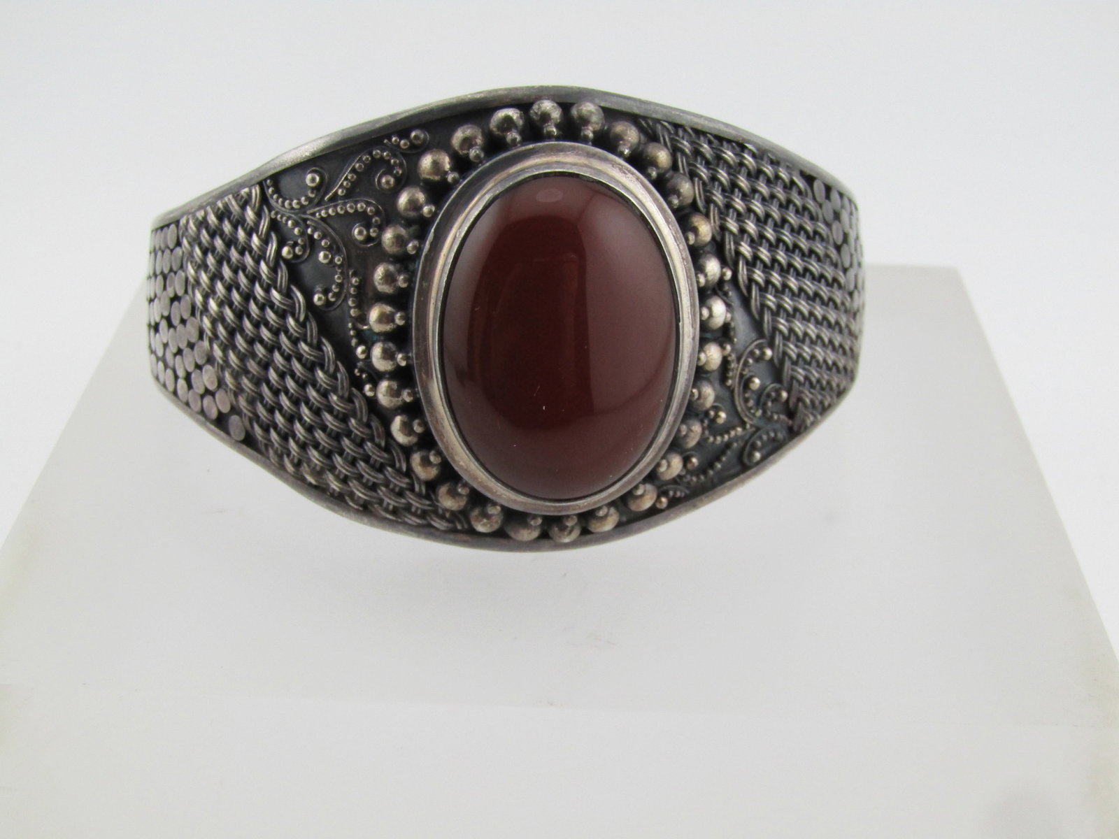 Vintage Sterling Wide Carnelian Cuff Bracelet, 8" Signed Suarti, 1980's-1990's, Unisex: Title:Vintage Sterling Wide Carnelian Cuff Bracelet, 8" Signed Suarti, 1980's-1990's, Unisex Description:Vintage Sterling Wide Carnelian Cuff Bracelet, 8" Signed Suarti, 1980's-1990's. Unisex this is