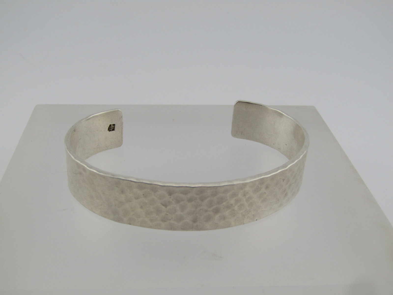 Silpada Hammered Cuff Bracelet, 7", 1997-2000's: Title:Silpada Hammered Cuff Bracelet, 7", 1997-2000's Description:Silpada Hammered Cuff Bracelet, 7", 1997 into the 2000's. Unisex appeal. This is 1/2" wide and has a 7" measurement, including the