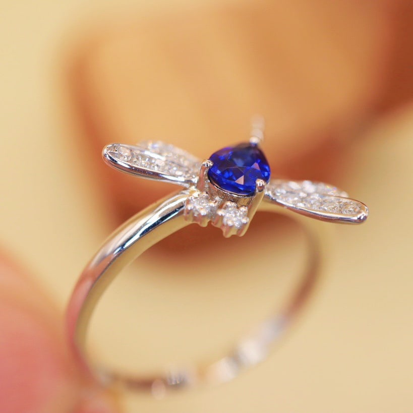 14K GOLD 0.49 CTW VIVID BLUE NATURAL SAPPHIRE and DIAMOND RING - 4