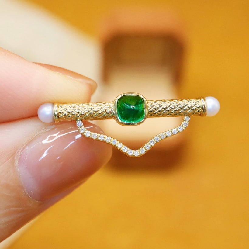 14K GOLD 0.49 CTW VIVID GREEN NATURAL EMERALD and DIAMOND BROOCH/PENDANT: Title:14K GOLD 0.49 CTW VIVID GREEN NATURAL EMERALD and DIAMOND BROOCH/PENDANT Description:Ref:230678151Gold Content:14K GoldMain Gemstone:EmeraldNumber of stones:1Shape:Suger-LoafCarat Weight:0.43ct
