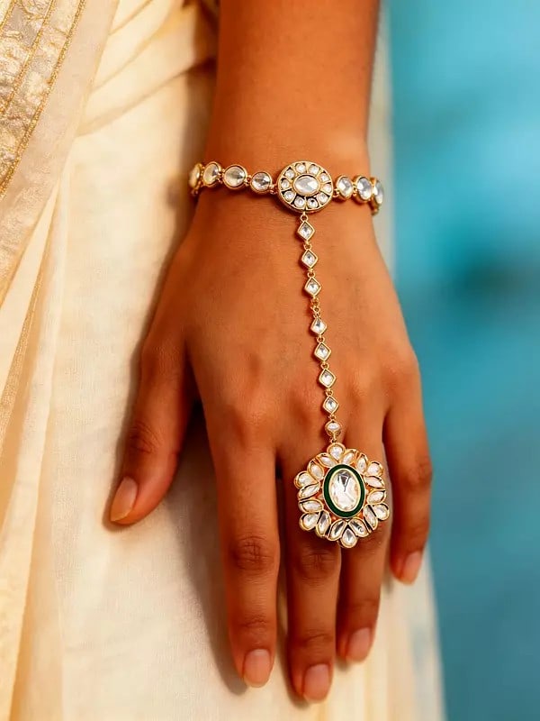Kundan Stone Studded Floral Design Hath Phool (Hath panja): Title:Kundan Stone Studded Floral Design Hath Phool (Hath panja) Reference:itemcode : JA0711-White Reserve: $92.00 Shipping: Domestic: Shipping rates are determined by destination International: Forei