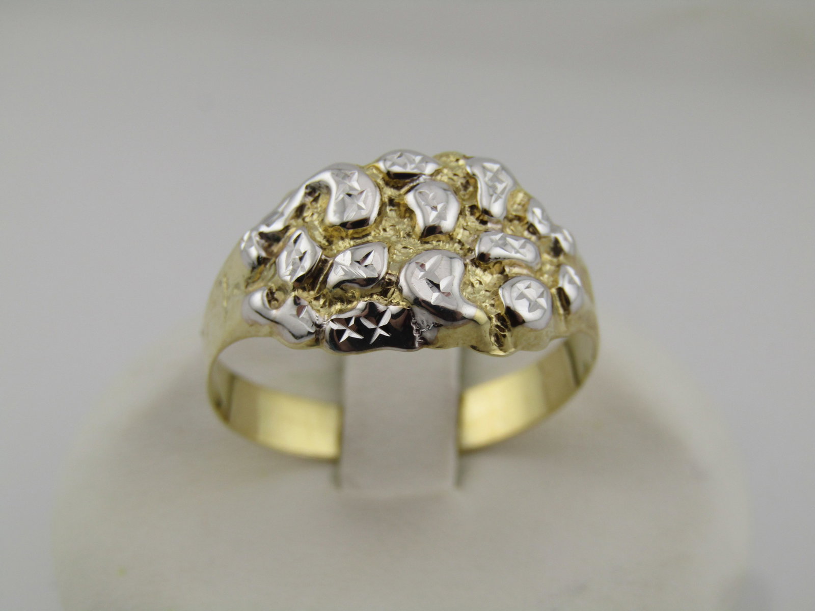 10kt Two Tone Nugget Ring, Men's, Sz. 11.5, Unisex: Title:10kt Two Tone Nugget Ring, Men's, Sz. 11.5, Unisex Description:10kt Two Tone Nugget Ring, Men's, Sz. 11.5, Unisex. The ring is appx. 11.3mm down the finger and crosses the top of the finger at a