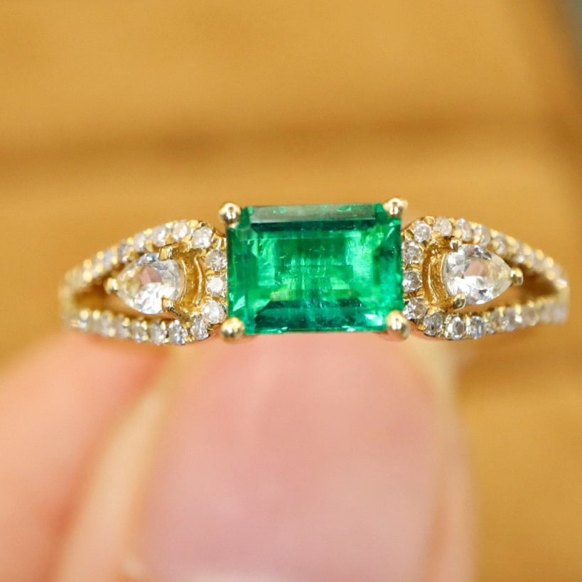 14K GOLD 0.67 CTW VIVID GREEN NATURAL EMERALD and DIAMOND RING: Title:14K GOLD 0.67 CTW VIVID GREEN NATURAL EMERALD and DIAMOND RING Description:Ref:230678152Gold Content:14K GoldRing Size:7.25USMain Gemstone:EmeraldNumber of stones:1Shape:OctagonalCarat Weight:0.