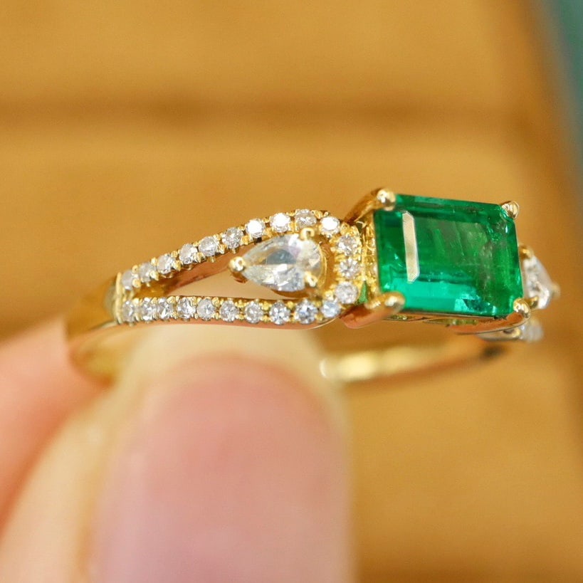 14K GOLD 0.67 CTW VIVID GREEN NATURAL EMERALD and DIAMOND RING - 2